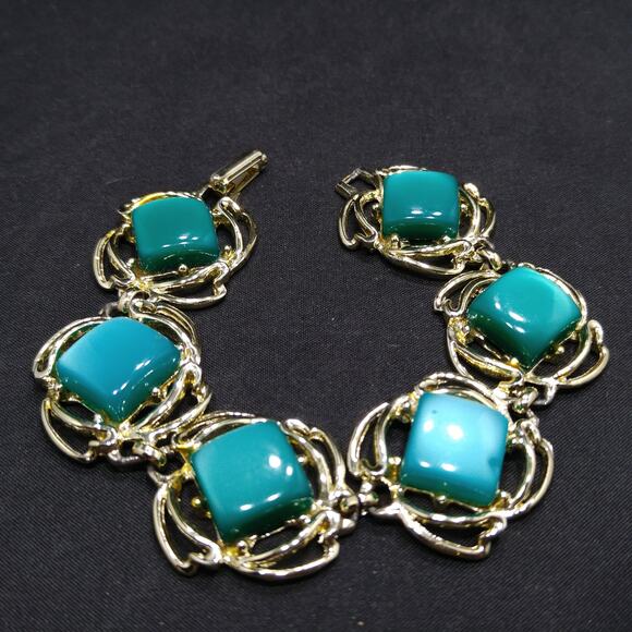 Vintage Moonglow Green Link Bracelet, Gold Tone, 1950s - Picture 9 of 10